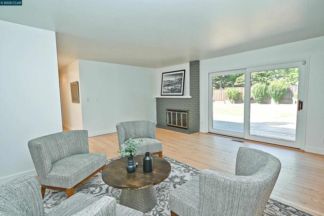 Image 5 of 48 For 342 Fenway Dr
