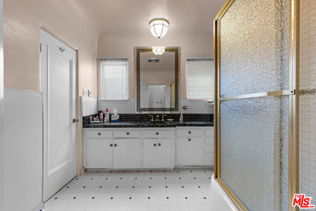 252 S Maple, Beverly Hills CA: https://media.crmls.org/mediaz/71a3ed83-653b-4720-b0b6-fa46127ccf91.jpg