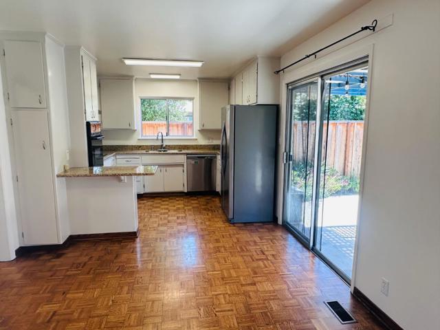 15061508 Kentfield Avenue, Redwood City CA: https://media.crmls.org/mediaz/71a40617-b48a-417d-b499-f672bcbcd030.jpg
