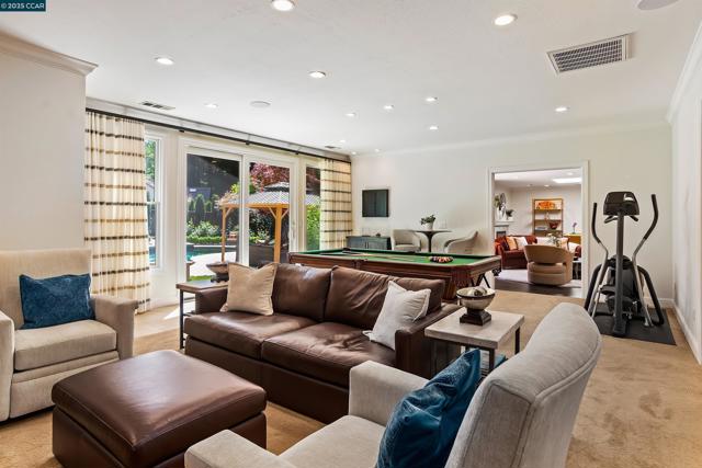 2142 Deer Oak Way, Danville CA: https://media.crmls.org/mediaz/71a451d7-b243-413f-a6fd-332a66dbc6f3.jpg