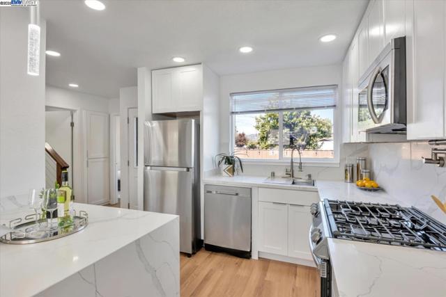 10468 West Court, Oakland CA: https://media.crmls.org/mediaz/71a47ac4-8eb7-4f69-95f4-8f60c234729d.jpg