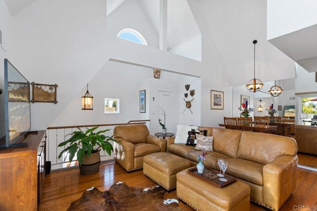 374 Orange Avenue, Coronado CA: https://media.crmls.org/mediaz/71a484ba-7e53-4d00-a625-0746db541160.jpg