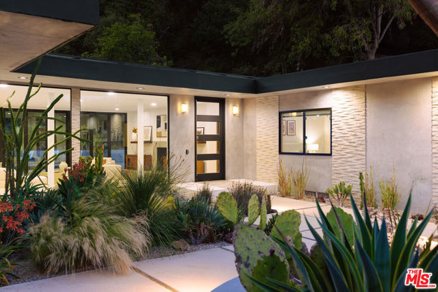 9991 Liebe Drive, Beverly Hills CA: https://media.crmls.org/mediaz/71a6970c-3a30-4763-b2d6-6afcf10628f1.jpg