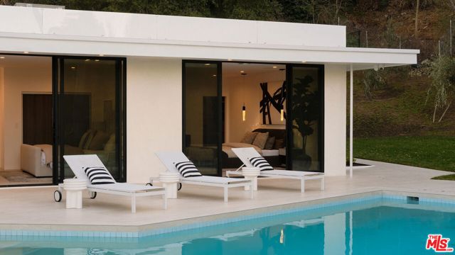 1935 Loma Vista Drive, Beverly Hills CA: https://media.crmls.org/mediaz/71a6c9b8-4da9-41ba-87c9-c33c7e87e9ff.jpg