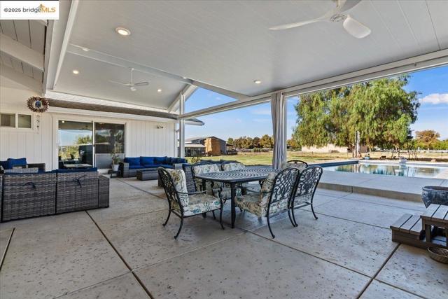 3164 Bixler Rd, Brentwood CA: https://media.crmls.org/mediaz/71a84f48-2141-4f7a-a3a8-e83095c93b22.jpg