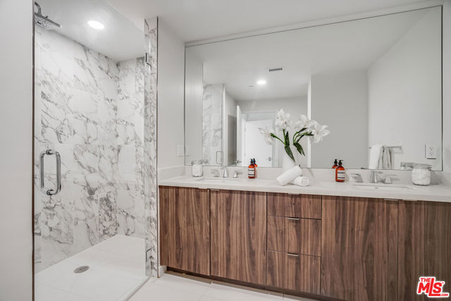 1021 S Shenandoah Street, Los Angeles CA: https://media.crmls.org/mediaz/71a98d6c-1951-448a-8dd3-063da7eb106f.jpg