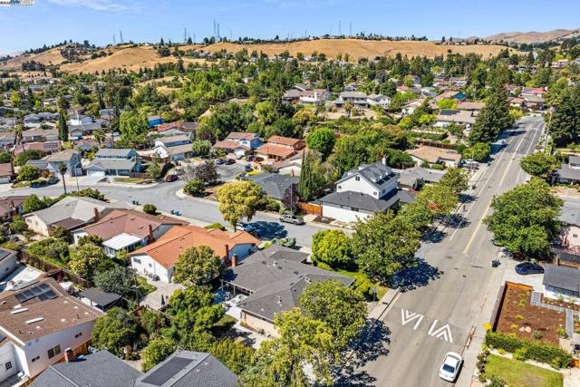 2082 Boxwood Way, Fremont CA: https://media.crmls.org/mediaz/71a9f764-4222-4f3d-9ab5-2e461346c833.jpg