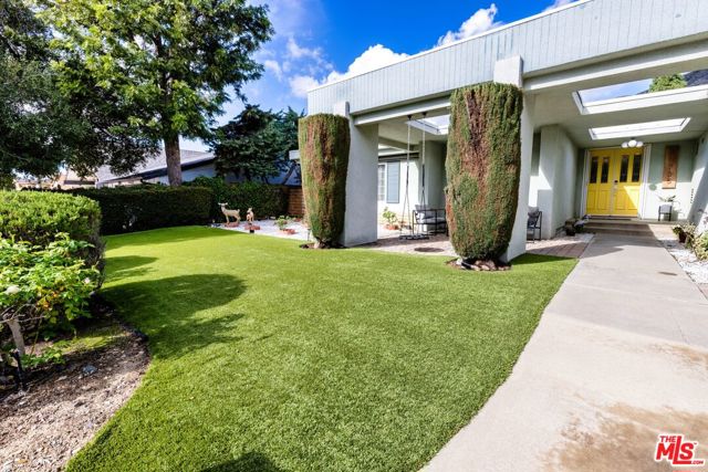 13735 Aldergrove Street, Sylmar CA: https://media.crmls.org/mediaz/71aa1116-e265-4a3d-a74b-6859dd6a7496.jpg