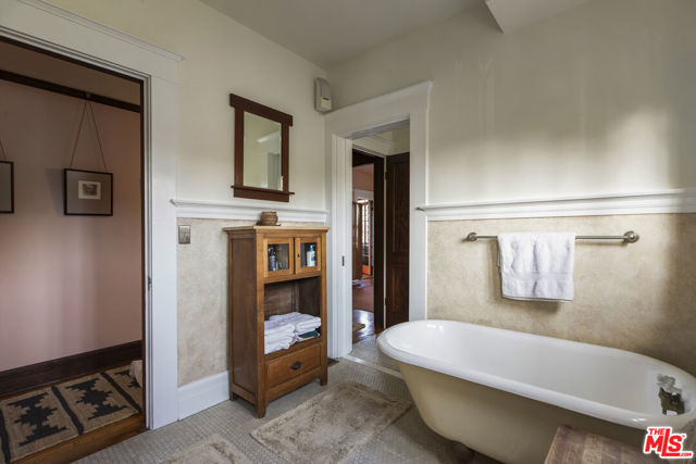 2102 W 24th Street, Los Angeles CA: https://media.crmls.org/mediaz/71aa87da-e702-45ad-9fd1-1941a6174071.jpg