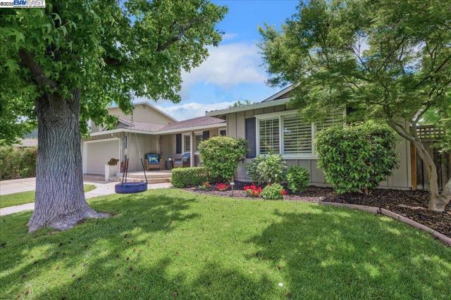 5204 Hummingbird Rd, Pleasanton CA: https://media.crmls.org/mediaz/71aade08-d645-493a-935a-233474c9d23b.jpg