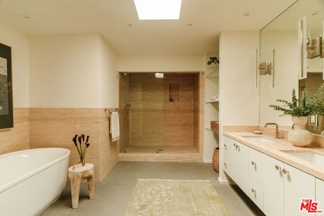 8559 Edwin Drive, Los Angeles CA: https://media.crmls.org/mediaz/71ab17f7-6014-4665-914a-372ebc6c3882.jpg
