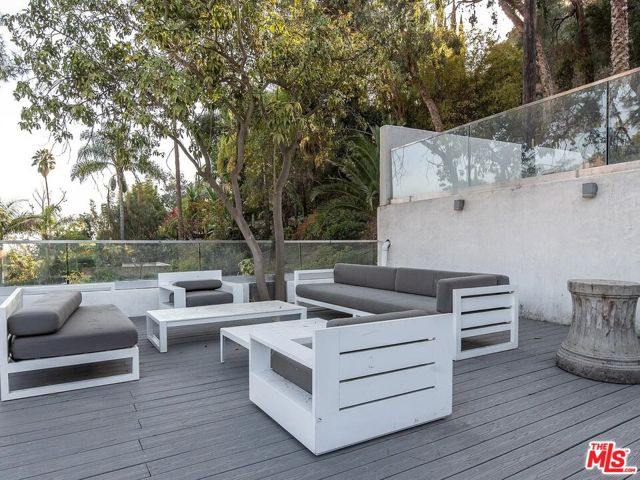 2633 N Commonwealth Avenue, Los Angeles CA: https://media.crmls.org/mediaz/71ab6702-42ac-4d03-a17b-255a44f1de0f.jpg