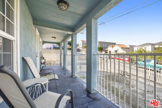 3852 Woolwine Drive, Los Angeles CA: https://media.crmls.org/mediaz/71ac97f2-afab-4b7b-8940-69aaecf9c90f.jpg