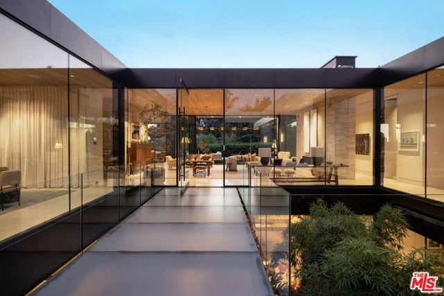 1335 Carla Lane, Beverly Hills CA: https://media.crmls.org/mediaz/71ac98c8-7641-400e-88ca-4b743026f5e1.jpg