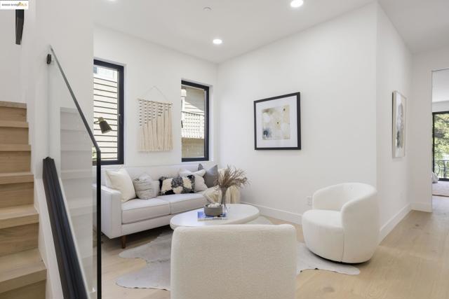 7270 Woodrow Dr, Oakland CA: https://media.crmls.org/mediaz/71acb493-b6f1-4722-a3b4-aceda39b2af1.jpg