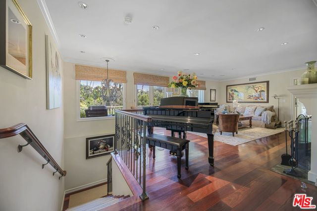 2660 Carman Crest Drive, Los Angeles CA: https://media.crmls.org/mediaz/71adcb8e-62c5-4482-ad8e-32ed5c30303f.jpg
