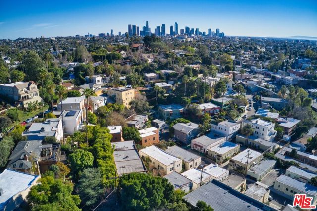 3365 Hamilton Way, Los Angeles CA: https://media.crmls.org/mediaz/71adf626-292e-4605-81d8-dbf31c56049f.jpg