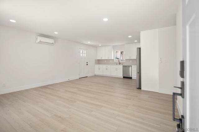 760 Florence St, Imperial Beach CA: https://media.crmls.org/mediaz/71ae6fcf-e8f2-426e-b923-2a39b590e778.jpg
