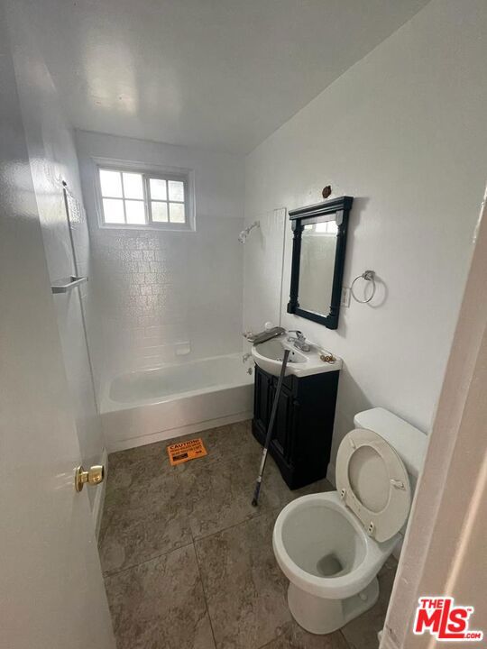 244 E 49th Street, Long Beach CA: https://media.crmls.org/mediaz/71afe481-d540-4f02-a96f-f4137cc8d1b2.jpg