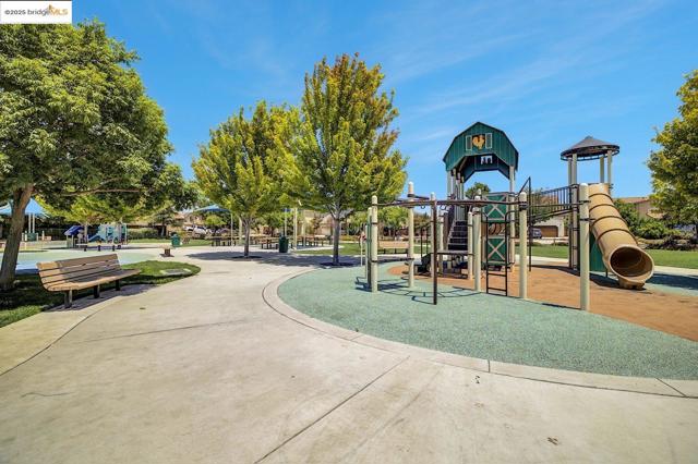 2743 Cathedral Cir, Brentwood CA: https://media.crmls.org/mediaz/71b04c68-de78-421e-82bb-f5a42eca70cb.jpg