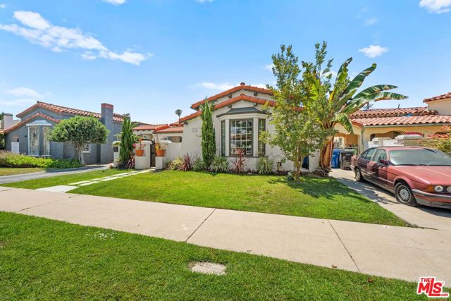 3871 Roxton Avenue, Los Angeles CA: https://media.crmls.org/mediaz/71b05280-cdff-4c6e-b36a-2a11393ec6d9.jpg
