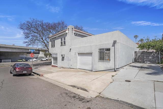2311 State St, San Diego CA: https://media.crmls.org/mediaz/71b31860-6abc-4b80-89cc-884a2ce8c7c1.jpg