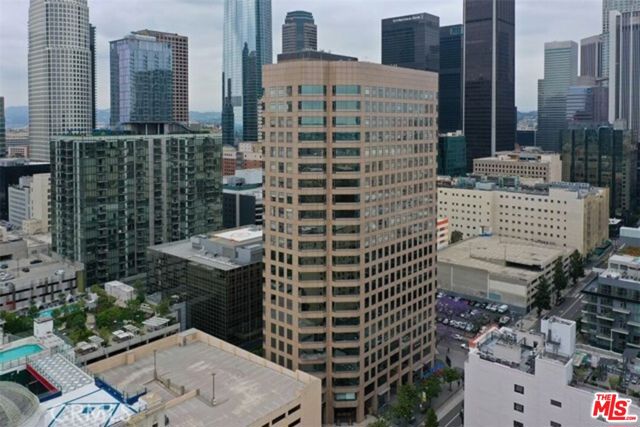 801 S Grand Avenue, Los Angeles CA: https://media.crmls.org/mediaz/71b37ad7-cfe4-450c-9673-e3f8c87cdf93.jpg