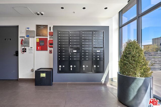 321 S Oxford Avenue, Los Angeles CA: https://media.crmls.org/mediaz/71b389ae-e317-401f-b826-136ec2cf988b.jpg