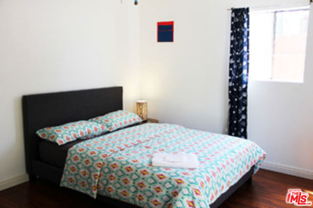 4226 Redwood Avenue, Los Angeles CA: https://media.crmls.org/mediaz/71b4389d-bc40-4409-8084-9742968e3ec5.jpg