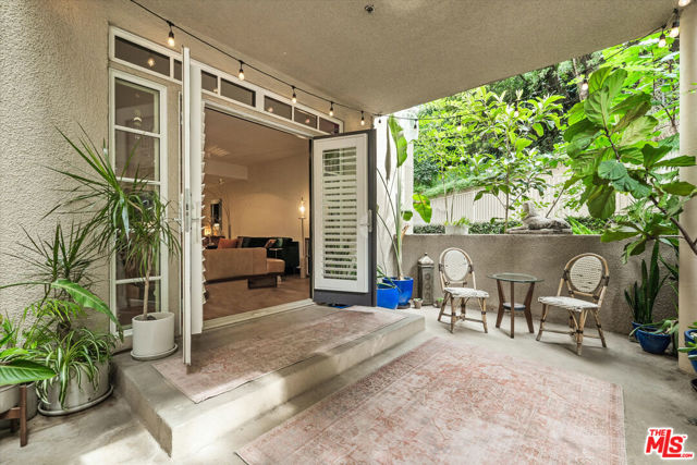 2222 N Beachwood Drive, Los Angeles CA: https://media.crmls.org/mediaz/71b527da-497c-471f-9d59-e955cbf183fb.jpg