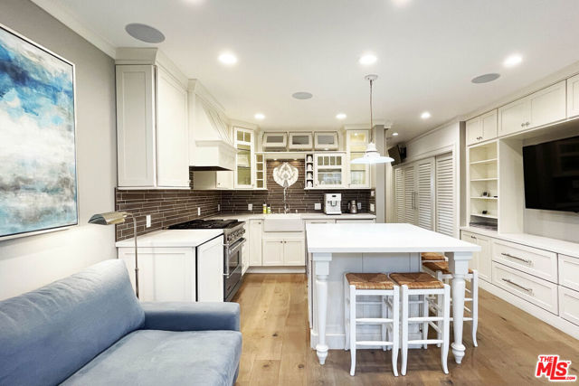 828 5th Street, Santa Monica CA: https://media.crmls.org/mediaz/71b5c9fc-0514-4cf2-98f1-3f7f65f853b3.jpg