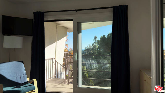 26533 Ocean View Drive, Malibu CA: https://media.crmls.org/mediaz/71b61c44-a97e-4765-b131-55f01407960b.jpg