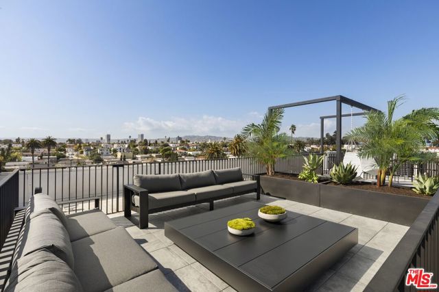 4506 Dockweiler Street, Los Angeles CA: https://media.crmls.org/mediaz/71b6cd6e-5672-4540-9c79-002b88a57c29.jpg