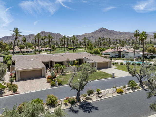 44970 Desert Horizons Drive, Indian Wells CA: https://media.crmls.org/mediaz/71b70df5-f40f-4de9-b46c-bbbff10defd4.jpg