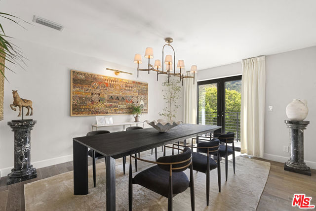 1739 San Ysidro Drive, Beverly Hills CA: https://media.crmls.org/mediaz/71b715ac-7715-47b3-8408-b0f2e179d7ca.jpg