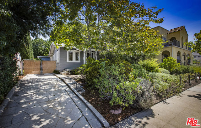 3865 Brunswick Avenue, Los Angeles CA: https://media.crmls.org/mediaz/71b76206-5a70-4750-802b-63cd79e09f88.jpg