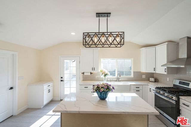 9701 Wheatland Avenue, Sunland CA: https://media.crmls.org/mediaz/71b86e6a-ed46-4b72-afac-b1da514a339e.jpg