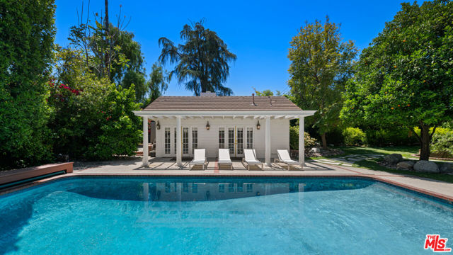 5404 Topeka Drive, Tarzana CA: https://media.crmls.org/mediaz/71b8d465-3394-413a-82b5-a1f49401e493.jpg