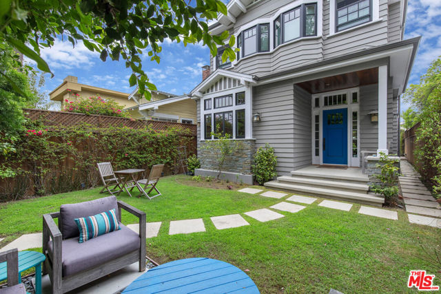 106 Dudley Avenue, Venice CA: https://media.crmls.org/mediaz/71b92e01-8f28-4a5f-924f-6843f8f1e59b.jpg