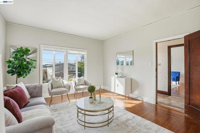 1424 Hampel St, Oakland CA: https://media.crmls.org/mediaz/71b96a38-5712-4022-9a28-2c04e805bf0c.jpg