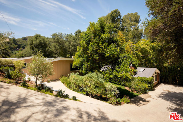 508 GLEN Trail, Topanga CA: https://media.crmls.org/mediaz/71b9bcbf-6242-43b0-b4bd-e7c8f5ce3790.jpg