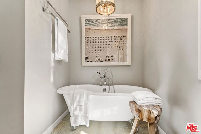 2107 Coldwater Canyon Drive, Beverly Hills CA: https://media.crmls.org/mediaz/71b9de1b-3e9c-4cd3-9514-682419ec9fd5.jpg