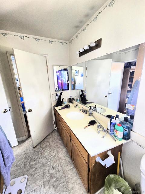 1552 Merlot Ct, Vista CA: https://media.crmls.org/mediaz/71bc4e46-c024-4f9e-8748-bd9f42ad011a.jpg