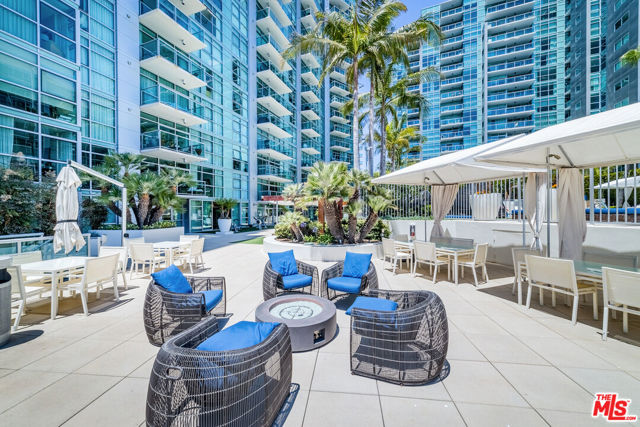 13700 Marina Pointe Drive, Marina del Rey CA: https://media.crmls.org/mediaz/71bcc70e-c3e0-44f2-a23a-9d42a75f8dbc.jpg