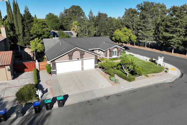 3211 Harvey Ct, Pleasanton CA: https://media.crmls.org/mediaz/71bd5f4a-b2f1-495d-9994-ae50652aa4b7.jpg