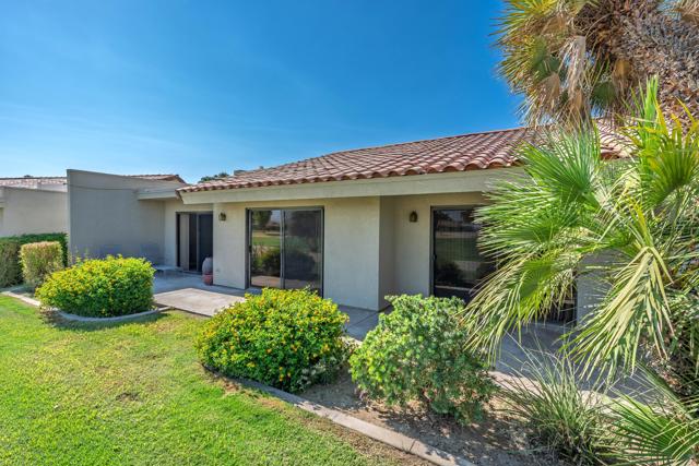 40155 Baltusrol Circle, Palm Desert CA: https://media.crmls.org/mediaz/71bec435-f42e-4533-879b-b3c88f26094f.jpg