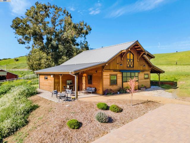 5135 Andrade Rd, Sunol CA: https://media.crmls.org/mediaz/71bfb0fb-1132-4a0a-b688-8bfa785be6f0.jpg