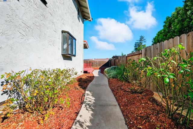 2524 Brazil Ct, Antioch CA: https://media.crmls.org/mediaz/71c08174-c8ba-419d-a8c5-6d52b2988e87.jpg
