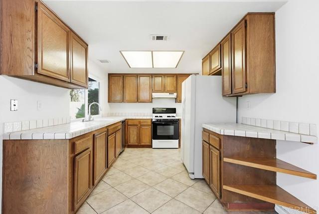 Detail Gallery Image 8 of 33 For 1237 Armstrong Cir, Escondido,  CA 92027 - 4 Beds | 2/1 Baths