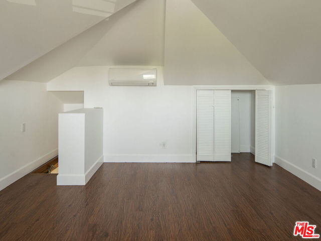 1402 N Benton Way, Los Angeles CA: https://media.crmls.org/mediaz/71c1eefd-f52f-4217-80c6-fdbea466f8ac.jpg